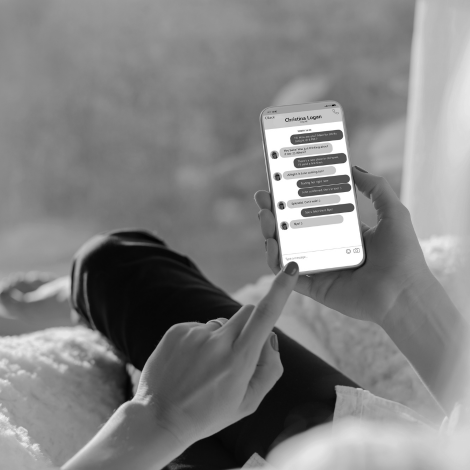 Persona chateando en el celular