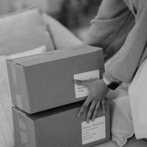 Persona agarrando cajas